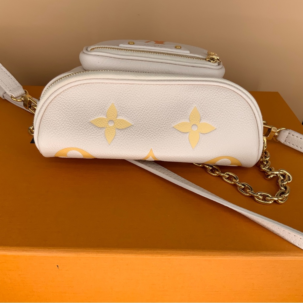 LOUIS VUITTON BUMBAG MINI MONOGRAM By The Pool *Excellent Condition* - Picture 3 of 12